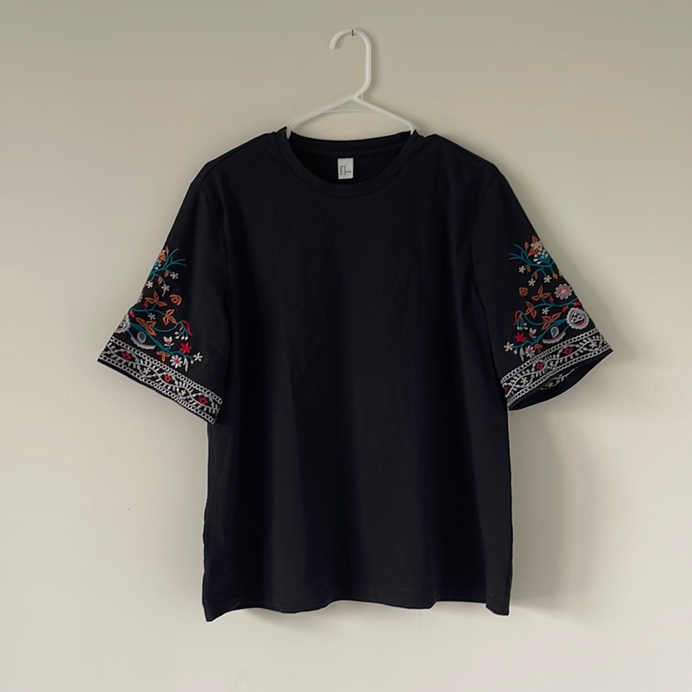 Embroidered black tshirt
